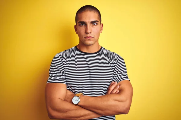 Joven Hombre Guapo Con Camiseta Rayas Sobre Fondo Amarillo Aislado —  Fotos de Stock