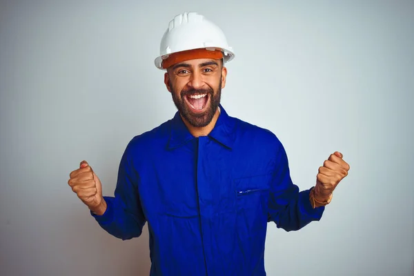 Bel Lavoratore Indiano Con Uniforme Casco Sfondo Bianco Isolato Che — Foto Stock