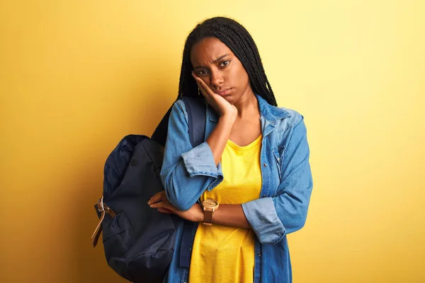 Estudiante Afroamericana Con Mochila Pie Sobre Fondo Amarillo Aislado Pensando —  Fotos de Stock