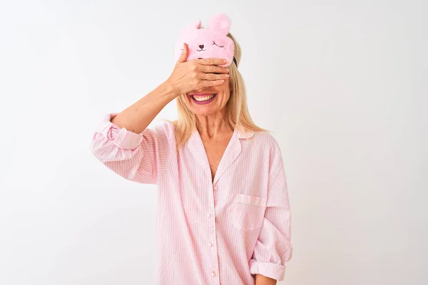 Middelbare Leeftijd Vrouw Met Slaapmasker Pyjama Geïsoleerde Witte Achtergrond Glimlachend — Stockfoto