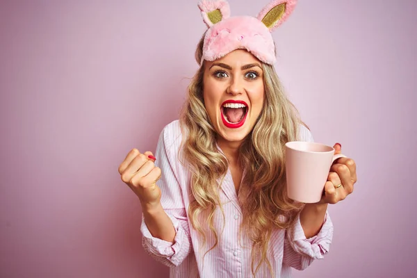 Mujer Joven Con Pijama Máscara Bebiendo Una Taza Café Sobre — Foto de Stock