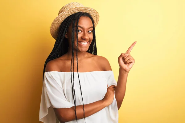 Junge Afrikanisch Amerikanische Frau Trägt Weißes Shirt Und Hut Über — Stockfoto