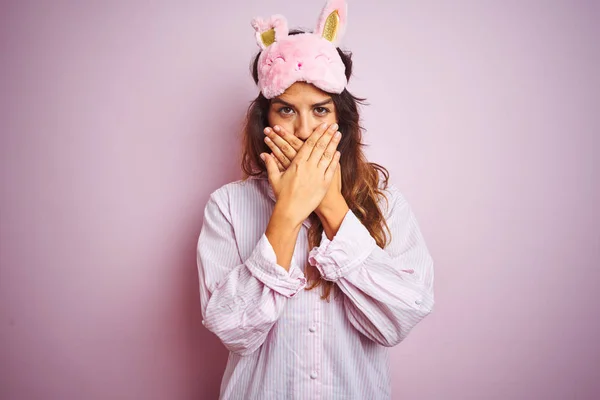 Jeune Femme Pyjama Masque Sommeil Debout Sur Fond Rose Isolé — Photo