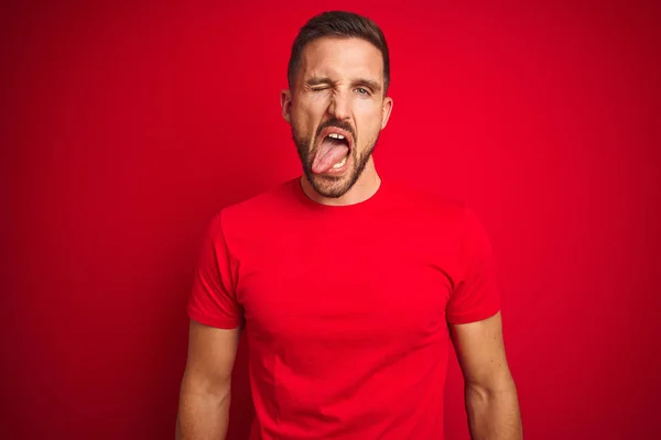 Jovem Bonito Homem Vestindo Casual Shirt Sobre Vermelho Isolado Fundo — Fotografia de Stock