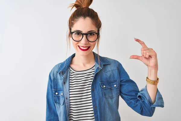 Roodharige Vrouw Draagt Gestreept Shirt Denim Shirt Bril Geïsoleerde Witte — Stockfoto