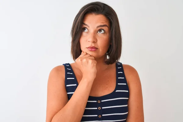 Jonge Mooie Vrouw Draagt Blauw Gestreepte Shirt Staan Geïsoleerde Witte — Stockfoto