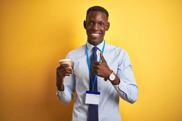 Afro Amerikaanse Zakenman Draagt Drinken Van Koffie Geïsoleerde Gele Achtergrond — Stockfoto