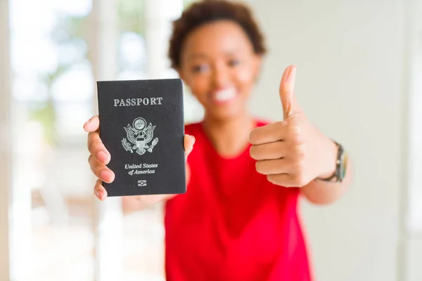 Joven Afroamericana Mujer Con Pasaporte Los Estados Unidos América Feliz — Foto de Stock