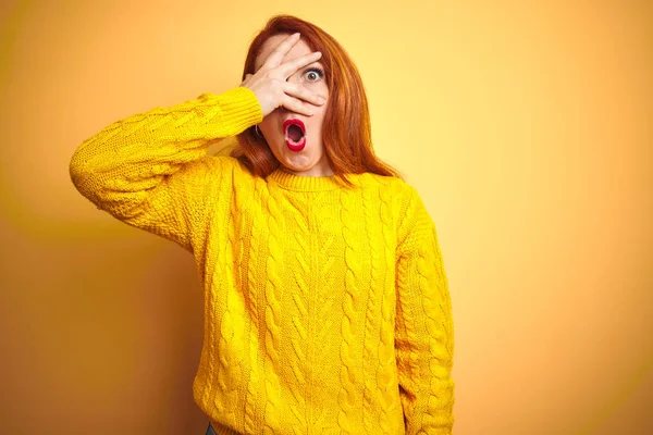 Schöne Rothaarige Frau Winterpullover Die Vor Isoliertem Gelben Hintergrund Steht — Stockfoto