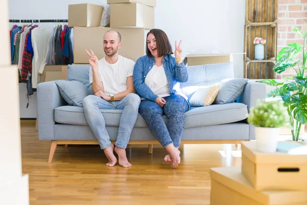 Pareja Joven Sentada Sofá Arround Cajas Cartón Que Mueven Una — Foto de Stock