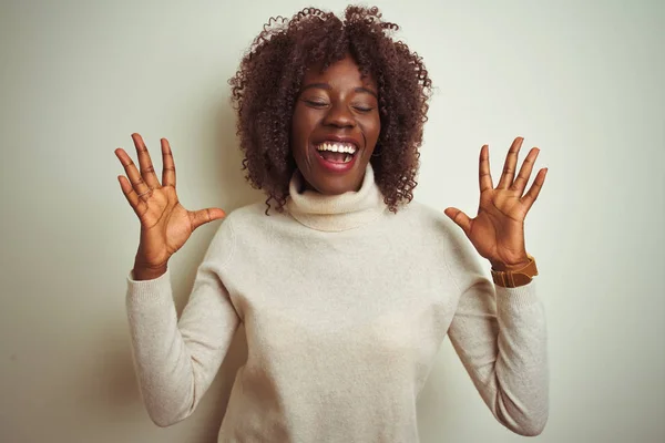 Junge Afrikanische Afro Frau Rollkragenpullover Über Isoliertem Weißem Hintergrund Die — Stockfoto