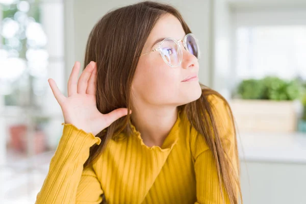 Mooi Jong Meisje Kind Bril Glimlachend Met Hand Oor Luisteren — Stockfoto