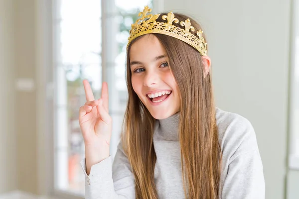 Hermosa Joven Con Una Corona Oro Como Una Princesa Cuento — Foto de Stock