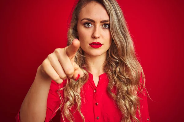 Joven Hermosa Mujer Pie Sobre Fondo Rojo Aislado Señalando Con — Foto de Stock