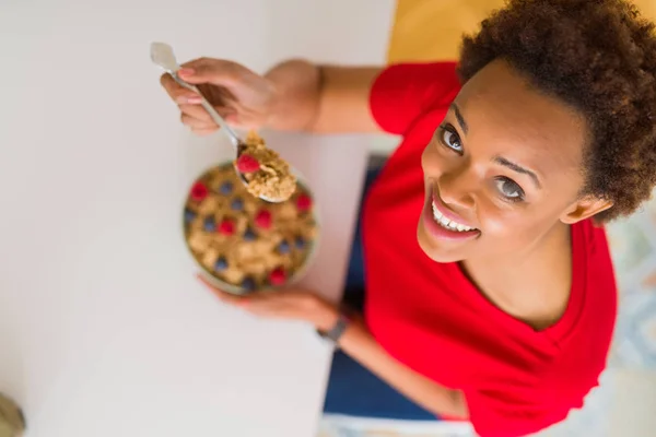 Junge Schöne Afrikanisch Amerikanische Frau Mit Afro Haaren Isst Gesunde — Stockfoto