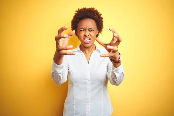 Mujer Negocios Afroamericana Sobre Fondo Amarillo Aislado Gritando Frustrado Por — Foto de Stock