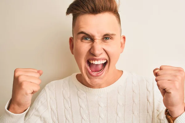 Jeune Bel Homme Portant Shirt Décontracté Debout Sur Fond Blanc — Photo