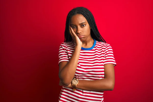 Fiatal Afro Amerikai Visel Csíkos Póló Felett Áll Elszigetelt Piros — Stock Fotó