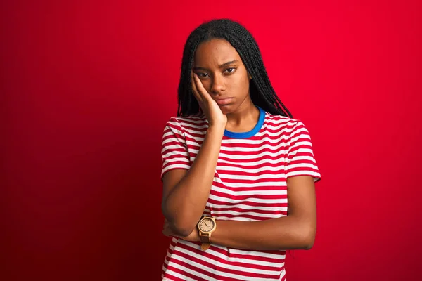 Mujer Afroamericana Joven Con Camiseta Rayas Pie Sobre Fondo Rojo —  Fotos de Stock