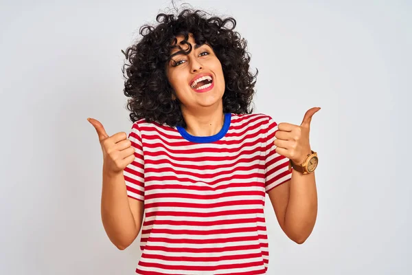 Mujer Árabe Joven Con Pelo Rizado Con Camiseta Rayas Sobre —  Fotos de Stock