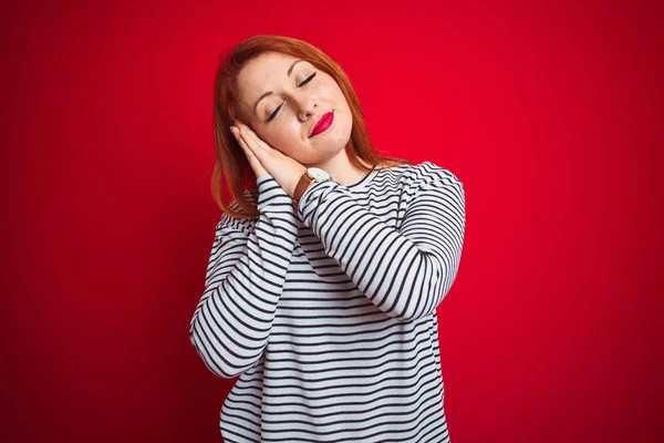 Jovem Ruiva Mulher Vestindo Tiras Marinha Camisa Sobre Vermelho Isolado — Fotografia de Stock