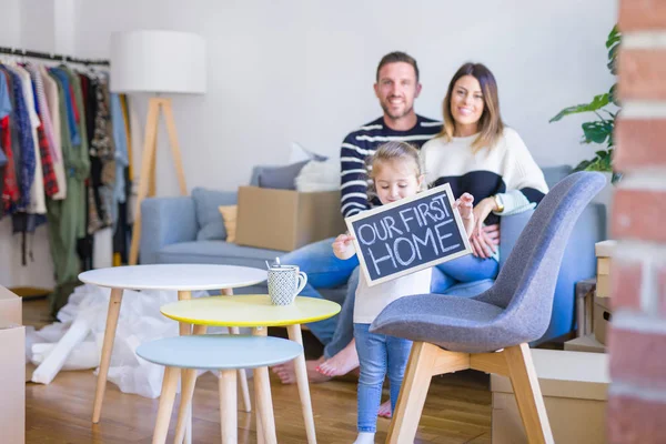 Hermosa Familia Con Niño Sentado Sofá Sosteniendo Pizarra Nuevo Hogar — Foto de Stock