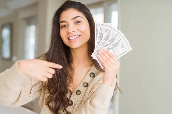 Mujer Joven Sosteniendo Billetes Dólares Con Cara Sorpresa Señalando Dedo — Foto de Stock