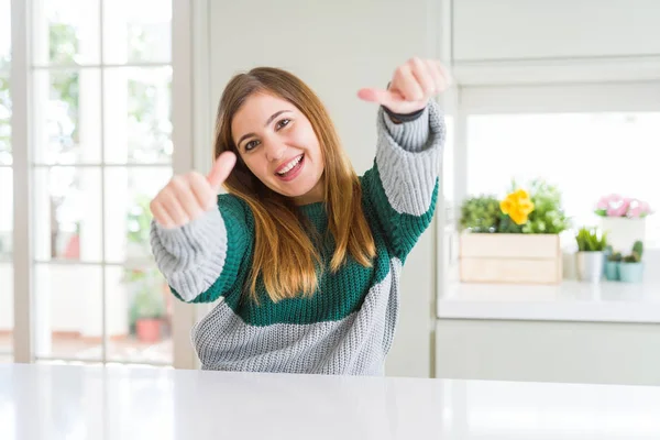 Ung Vacker Storlek Kvinna Bär Casual Randig Tröja Godkänna Gör — Stockfoto