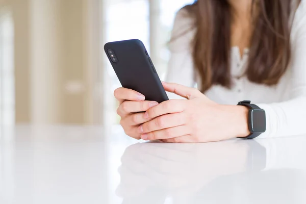 Close Van Jonge Vrouw Met Behulp Van Smartphone — Stockfoto