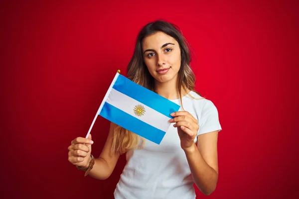 Joven Hermosa Mujer Sosteniendo Bandera Argentina Sobre Fondo Rojo Aislado —  Fotos de Stock