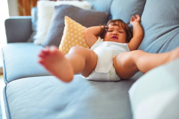 Mooie Peuter Kind Meisje Dragen Witte Romper Liggen Bank — Stockfoto