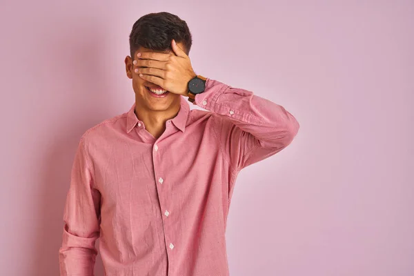 Hombre Indio Joven Con Camisa Elegante Pie Sobre Fondo Rosa — Foto de Stock