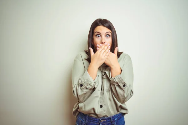 Jonge Mooie Brunette Vrouw Draagt Groene Shirt Geïsoleerde Achtergrond Geschokt — Stockfoto