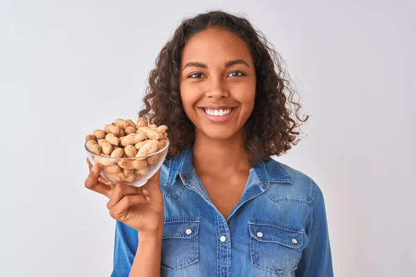 Jeune Femme Brésilienne Tenant Bol Avec Des Cacahuètes Debout Sur — Photo