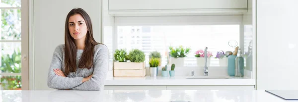 Weitwinkelbild Der Schönen Jungen Frau Die Hause Auf Einem Weißen — Stockfoto