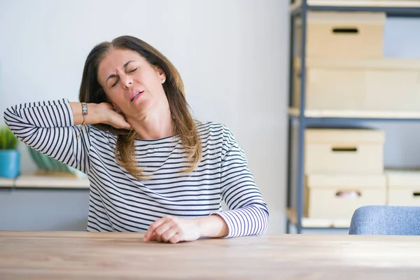 Donna Anziana Mezza Età Seduta Tavola Casa Sofferenza Dolore Collo — Foto Stock