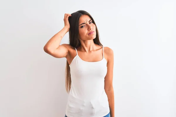 Tânăra Femeie Frumoasă Purtând Tricou Casual Picioare Fundal Alb Izolat — Fotografie, imagine de stoc