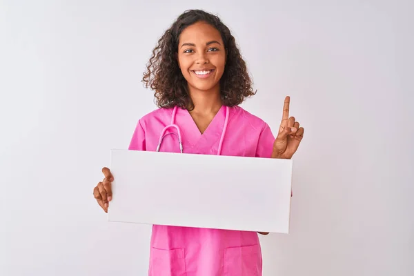 Joven Enfermera Brasileña Sosteniendo Pancarta Pie Sobre Fondo Blanco Aislado — Foto de Stock