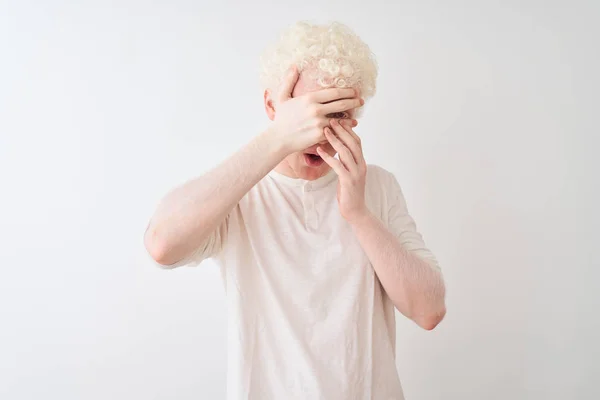 Jonge Albino Blonde Man Draagt Casual Shirt Staan Geïsoleerde Witte — Stockfoto