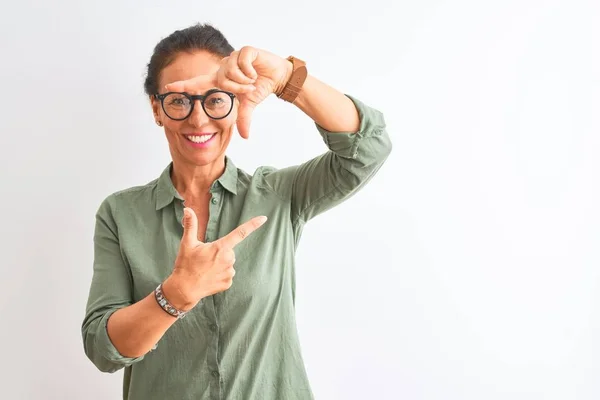 Middelbare Leeftijd Vrouw Dragen Groene Shirt Bril Staan Geïsoleerde Witte — Stockfoto