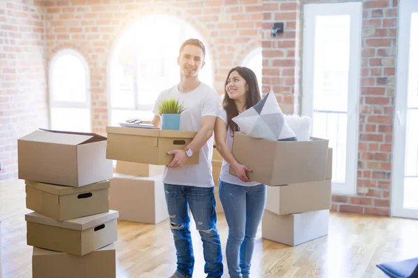 Joven Hermosa Pareja Sentada Suelo Una Casa Nueva Alrededor Cajas — Foto de Stock