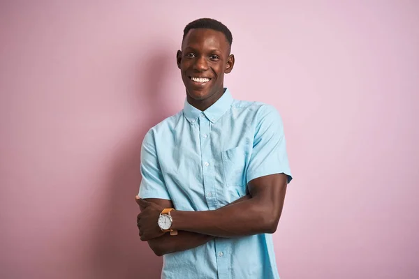 Afrikansk Amerikansk Man Bär Blå Casual Skjorta Stående Över Isolerade — Stockfoto
