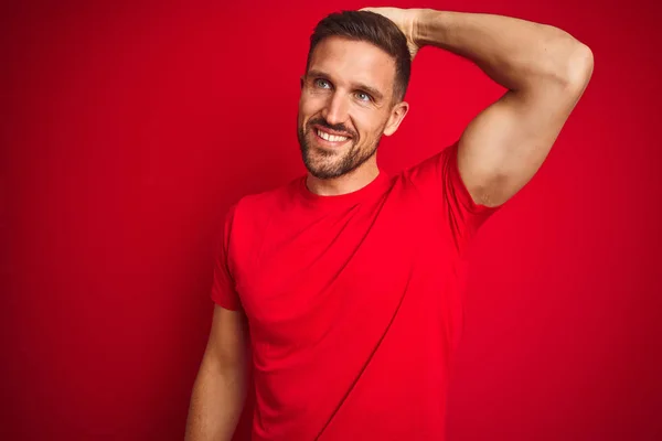 Giovane Bell Uomo Indossa Casual Shirt Sfondo Rosso Isolato Sorridente — Foto Stock