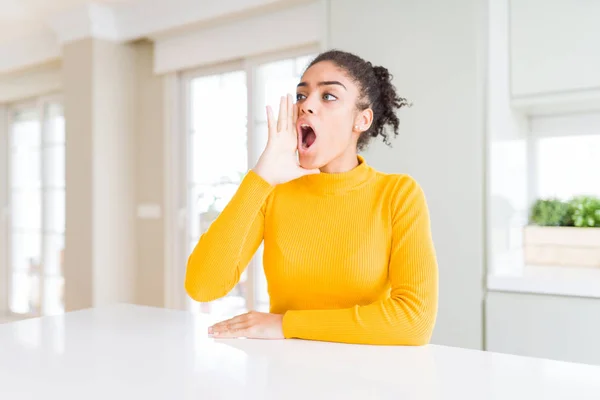 Hermosa Mujer Afroamericana Con Pelo Afro Usando Suéter Amarillo Casual —  Fotos de Stock