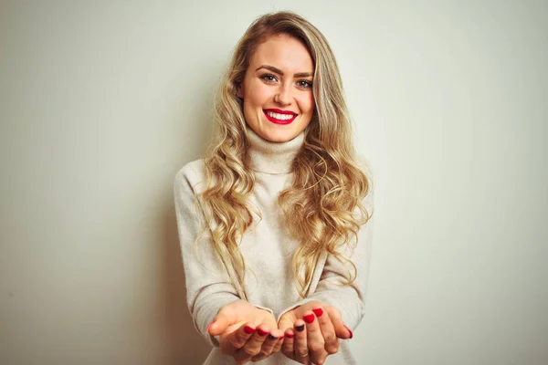 Mooie Vrouw Draagt Wintercoltrui Geïsoleerde Witte Achtergrond Glimlachend Met Handpalmen — Stockfoto