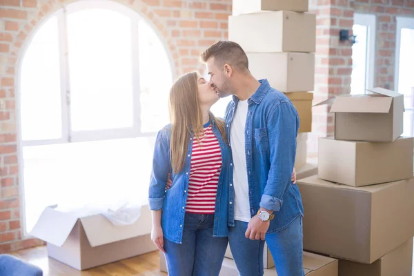 Junges schönes verliebtes Paar zieht in neues Zuhause, sehr glücklich und — Stockfoto