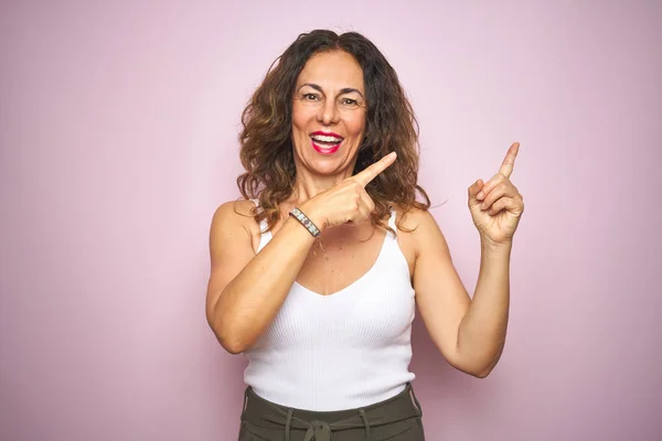 Mulher Meia Idade Sênior Sobre Fundo Isolado Rosa Sorrindo Olhando — Fotografia de Stock