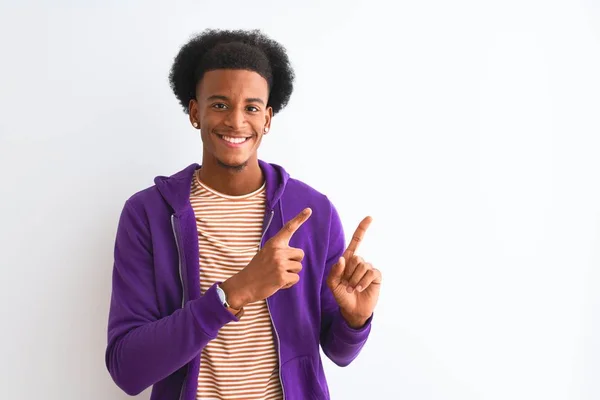 보라색 스웨터를 웃으며 손가락을 옆으로 향하고 아프리카 미국인 — 스톡 사진