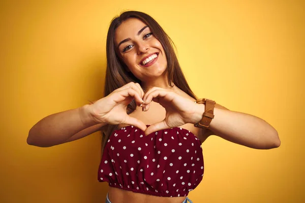 Jovem Mulher Bonita Vestindo Camiseta Vermelha Sobre Fundo Amarelo Isolado — Fotografia de Stock