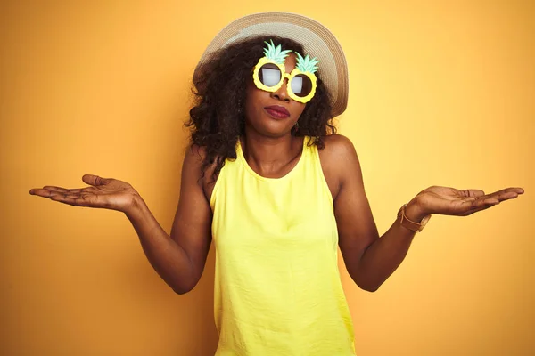 Mujer Afroamericana Con Gafas Sol Piña Graciosas Sobre Fondo Amarillo —  Fotos de Stock